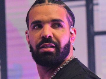 Drake Roasts Fan For Throwing Vape Onstage