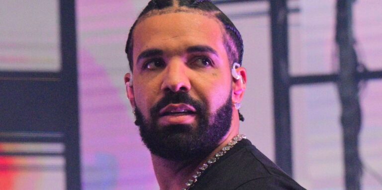 Drake Roasts Fan For Throwing Vape Onstage