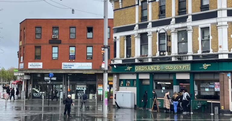Hotel Above Victorian Pub & Vape Shop Becoming Flat In South London Applications