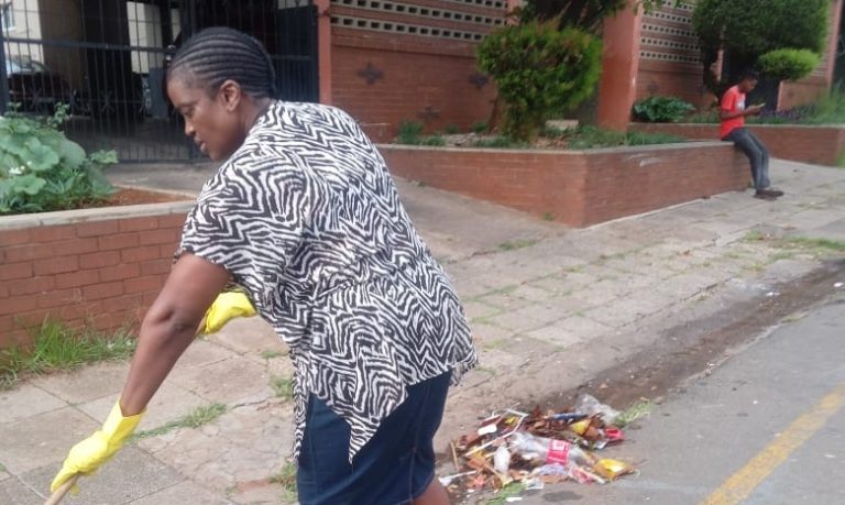 Dolly Hlongwane – Hero Leads Community Cleanup in Joburg CBD